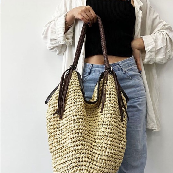 Handbags - NWTS HOBO STRAW BAG W/ FRINGE ACCENTS & ZIPPER CLOSURE